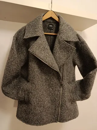 Chaqueta Zara gris efecto rizado