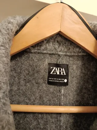 Chaqueta Zara gris efecto rizado