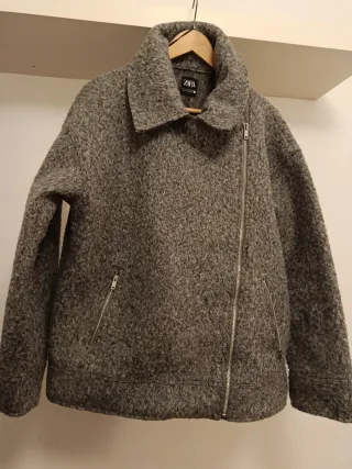 Chaqueta Zara gris efecto rizado