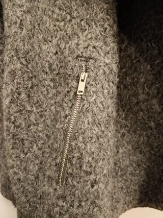 Chaqueta Zara gris efecto rizado
