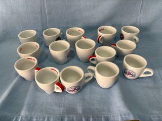 Se regalan 15 tazas de café surtidas