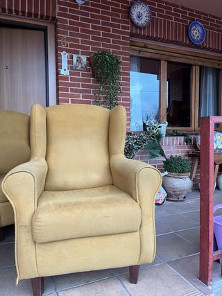 2 Sillones Orejeros Mostaza precio negociable