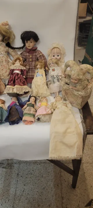 Lott di 19 bambole antiche