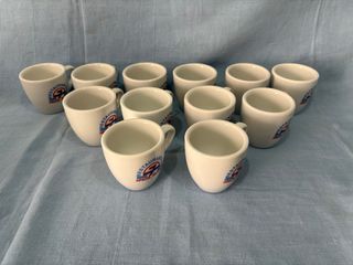 Se regalan 12 tazas de café con leche