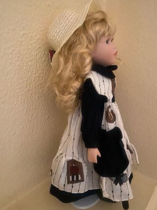 Muñeca de porcelana rubia ojos azules