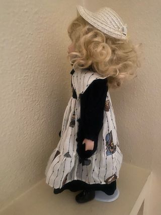 Muñeca de porcelana rubia ojos azules