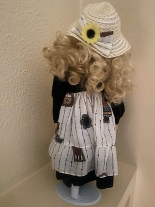 Muñeca de porcelana rubia ojos azules