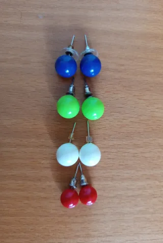 4 pares de pendientes de bolas de colores