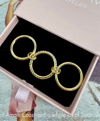 Anillo dorado con circonitas