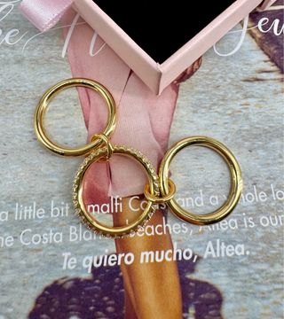 Anillo dorado con circonitas