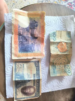 Monedas y billetes de diferentes países.
