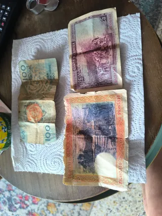 Monedas y billetes de diferentes países.