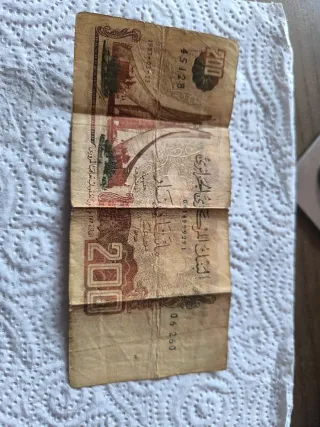 Monedas y billetes de diferentes países.