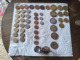 Monedas y billetes de diferentes países.