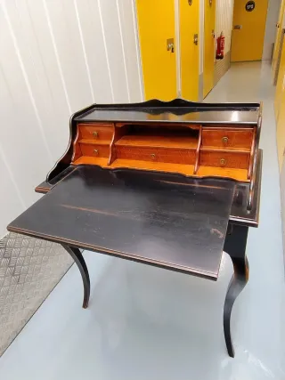 Buró de madera estilo clásico