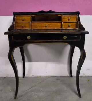 Buró de madera estilo clásico