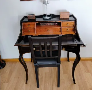 Buró de madera estilo clásico