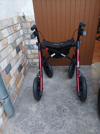 Andador 4 ruedas rojo con asiento para ADULTO