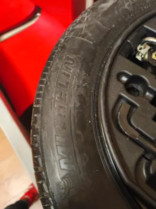 Rueda de repuesto con gato y herramientas