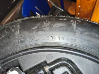 Rueda de repuesto con gato y herramientas