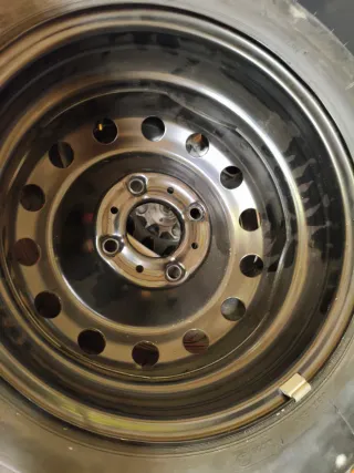 Rueda de repuesto con gato y herramientas