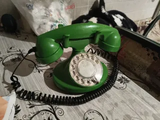 Teléfono antiguo verde
