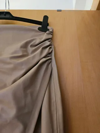 Falda efecto piel beige de Zara