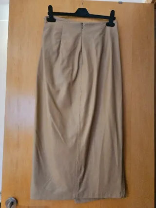 Falda efecto piel beige de Zara