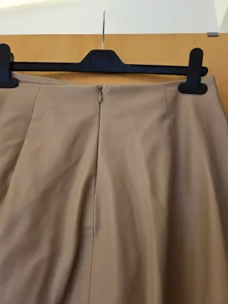 Falda efecto piel beige de Zara