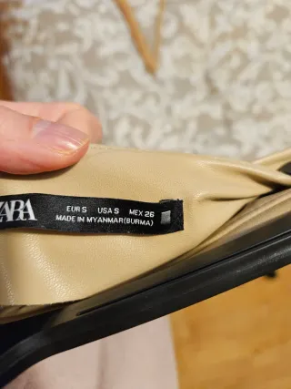 Falda efecto piel beige de Zara