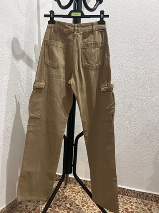 Pantalón cargo Pull&Bear beige chica
