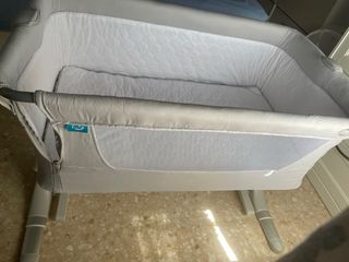 Minicuna gris con balancín y altura ajustable