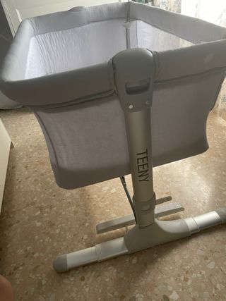 Minicuna gris con balancín y altura ajustable