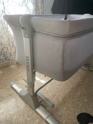 Minicuna gris con balancín y altura ajustable