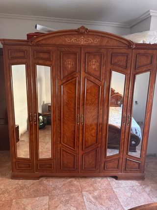 Armario de madera maciza
