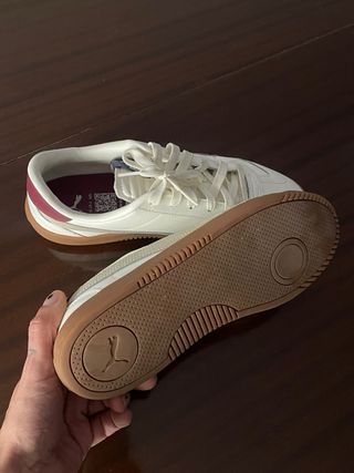 Zapatos Puma blancos y marrones