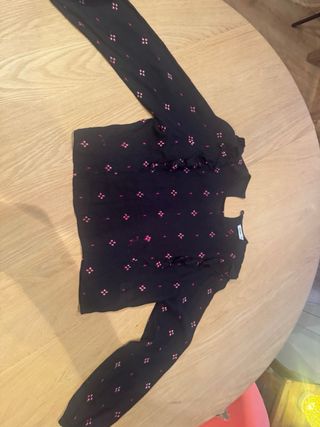 Camisa negra con motivos burdeos