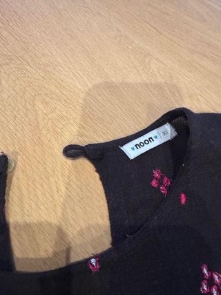 Camisa negra con motivos burdeos