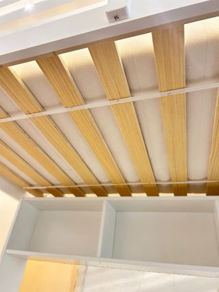 Cama alta blanca con escritorio y cajones