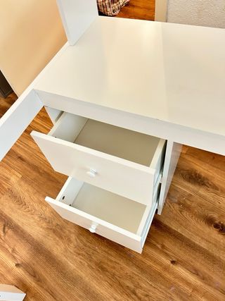 Cama alta blanca con escritorio y cajones