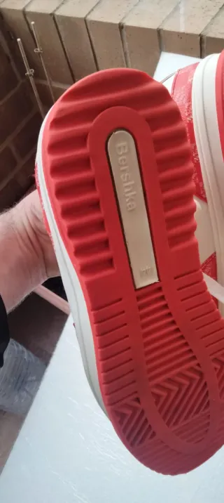 Zapatillas Bershka Rojas y Blancas