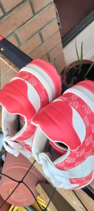 Zapatillas Bershka Rojas y Blancas