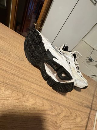 Zapatillas Nike Initiator Blancas y Plateadas