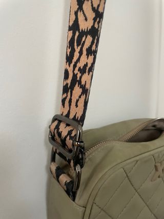 Bolso Xti acolchado con correa estampado