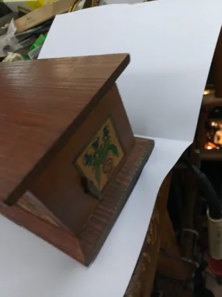 Caja de música de madera decorada