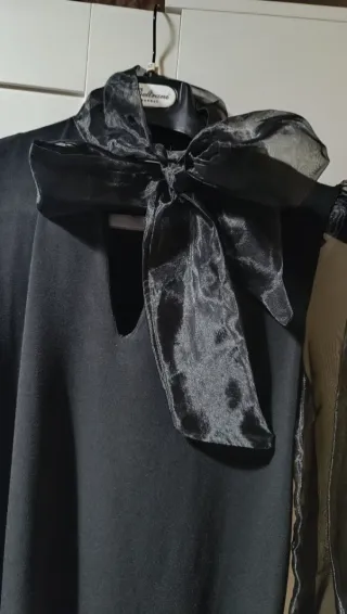 Abito elegante nero con fiocco