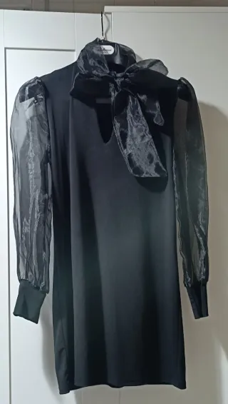 Abito elegante nero con fiocco