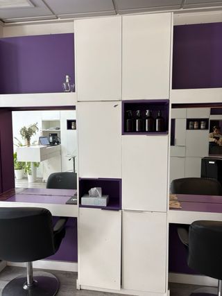 Armarios lacados blancos y morados.