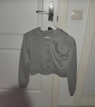 Sudadera gris con cremallera