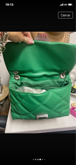 Bolso Stradivarius verde acolchado